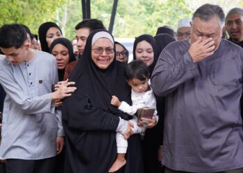 AHLI keluarga arwah Rozaid Abdul Rahman ketika hadir memberikan penghormatan terakhir di Tanah Perkuburan Islam, Presint 20, Putrajaya. - UTUSAN/ILHAM SYIR