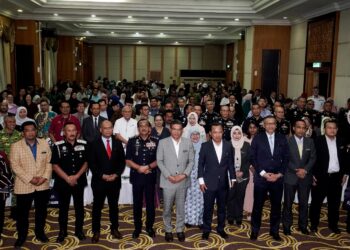 SAIFUDDIN Nasution Ismail bergambar selepas sesi libat urus Belanjawan 2025 bersama pemegang taruh KDN di Putrajaya. - UTUSAN/FAISOL MUSTAFA