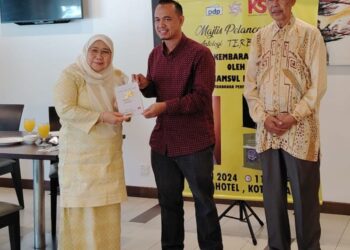 PEMENANG tulisan terbaik puisi tulisan tangan, Intan Rohani Tan menerima sijil daripada Mohd. Azizi Zainuddin di Kota Bharu, Kelantan baru-baru ini.