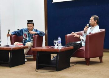 RAHMAN SHAARI (kiri ) semasa  membincangkan topik puisi artistik dalam program Bicara Ilmu Bersama Tokoh Bahasa dan Sastera   Mencari, Memilih dan Menikmati Puisi Artistik,  di UPSI Tanjung Malim  baru-baru ini.