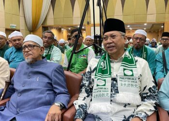 ANNUAR Musa (kanan) bersama Presiden Pas, Tan Sri Abdul Hadi Awang (kiri) semasa majlis perasmian Konvensyen Pas Sabah, di Hotel Raia Kota Kinabalu hari ini.