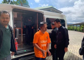 PEGAWAI penguat kuasa yang ditahan di Pejabat SPRM dibawa ke Kompleks Mahkamah Kota Kinabalu hari ini