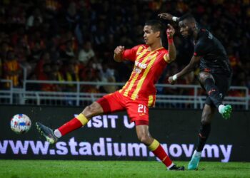 PERTAHANAN Selangor FC, Safuwan Baharudin cuba menghalang asakan daripada penyerang Terengganu FC, Ismaheel Akinade dalam aksi separuh akhir kedua Piala FA di Stadium Majlis Bandaraya Petaling Jaya, hari ini.