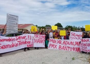 LEBIH 100 pembeli Rumah Selangorku dan rumah di bawah pemaju sama berkumpul menyatakan kekecewaan mereka dekat tapak projek tersebut berhampiran Jalan Tali Air, Morib di Kuala Langat, Selangor.