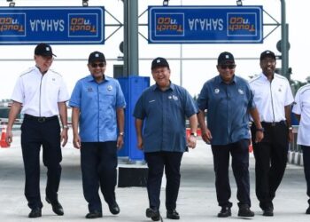 ALEXANDER Nanta Linggi (tiga dari kiri) ketika meninjau kawasan Plaza Tol Banting, Lebuhraya WCE Seksyen 1 yang akan dibuka bermula pada tengah malam tadi dengan pengecualian bayaran tol sehingga 29 September depan. - UTUSAN/AFIQ RAZALI