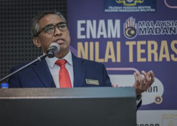 SHAMSUL Azri Abu Bakar ketika berucap pada Majlis Penyampaian Sijil Lantikan Pegawai Kenegaraan Kementerian dan Jabatan Utama di Putrajaya. - UTUSAN/FAIZ ALIF ZUBIR