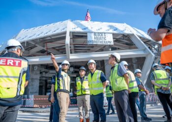 STEVEN Sim melawat pembinaan projek Pusat Rehabilitasi Perkeso di Bandar Meru Jaya, Ipoh, Jumaat lepas.