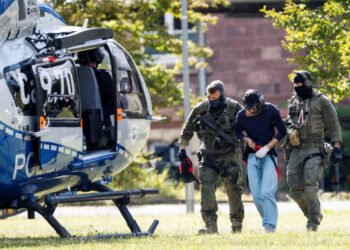 ANGGOTA unit khas polis mengiring lelaki warga Syria yang disyaki bertanggungjawab dalam serangan di Solingen, dari helikopter ke pejabt Pendakwa Raya Persekutuan di Karlsruhe, selatan Jerman, semalam.- AGENSI