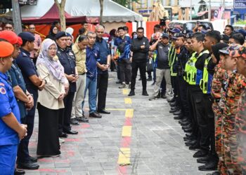 ANGGOTA yang terlibat dalam operasi mencari dan menyelamat wanita warga India di Masjid India hari ini. - UTUSAN/AFIQ RAZALI