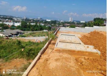 MPSepang melakukan pemeriksaan di pembangunan lot banglo di kawasan Sg Merab, Selangor menjadi punca banjir lumpur. - GAMBAR MPSEPANG