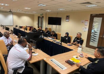 KAMARUDIN Husain (dua dari kiri) ketika sesi perbincangan dengan pihak ibu pejabat JPJ di Putrajaya semalam. - Foto ihsan GTSM