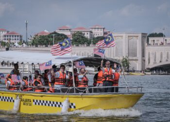 TEKSI Air Putrajaya boleh dinaiki secara percuma kepada orang awam pada 31 Ogos sempena Sambutan Hari Kebangsaan 2024 di Putrajaya. - UTUSAN/FAIZ ALIF ZUBIR