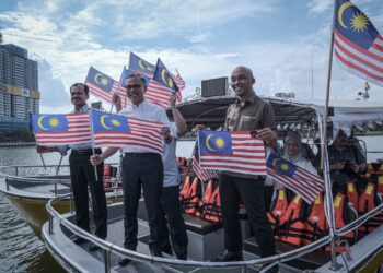 FAHMI Fadzil ketika sesi dry run laluan Teksi Air Putrajaya. - UTUSAN/FAIZ ALIF ZUBIR