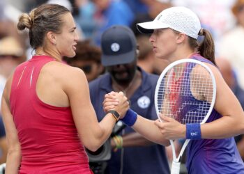 ARYNA Sabalenka (kiri) menerima ucapan tahniah daripada Iga Swiatek selepas aksi separuh akhir Terbuka Cincinnati di Mason, Ohio, semalam. - AFP