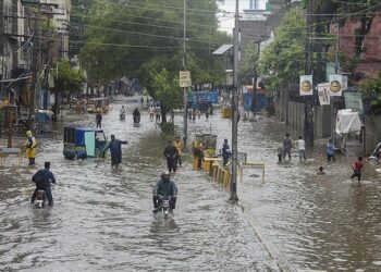 KAPSYEN: HUJAN lebat tanpa henti menyebabkan beberapa kawasan di India dilanda banjir.-AGENSI