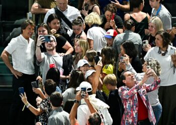 AKTOR terkenal Amerika Syarikat (AS), Tom Cruise berswafoto bersama peminat ketika menyaksikan acara gimnastik artistic wanita pada Sukan Olimpik Paris di Bercy Arena, baru-baru ini. AFP