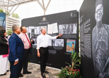 FADILLAH Yusof bersama Menteri Perpaduan Negara, Datuk Aaron Ago Dagang (tiga dari kanan) dan cucu Tunku Abdul Rahman Putra Al-Haj, Tunku Muinuddin Tunku Ahmad Nerang (dua dari kanan) melihat pameran dalam Program Mengenang Negarawan Tunku Abdul Rahman Putra Al-Haji di Bukit Jalil, semalam.