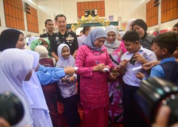 NANCY Shukri (tengah) beramah mesra dengan sebahagian murid yang hadir pada Majlis Perasmian Program Advokasi Perlindungan Kanak-Kanak peringkat negeri Terengganu di SK Sultan Sulaiman 2, di Kuala Terengganu, hari ini. - UTUSAN/PUQTRA HAIRRY ROSLI