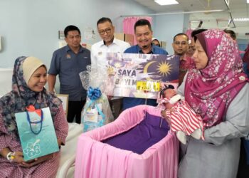 KASEMANI Embong (kanan) beramah mesra  bersama Normala Zakaria yang melahirkan  bayi perempuan pada Hari Kebangsaan di Hospital Sultanah Nur Zahirah, Kuala Terengganu, hari ini. - UTUSAN/KAMALIZA KAMARUDDIN