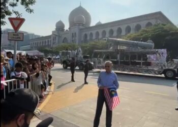 TUN Mahathir hadir ke perarakan Hari Kebangsaan 2024 di Putrajaya, hari ini. - FACEBOOK RASMI DR MAHATHIR MOHAMAD