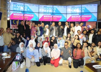 MOHD. SALEM Kailany (tengah) bergambar bersama pengamal media sempena Majlis Ramah Mesra UDA Bersama Media Johor di Hard Rock Cafe, Iskandar Puteri.