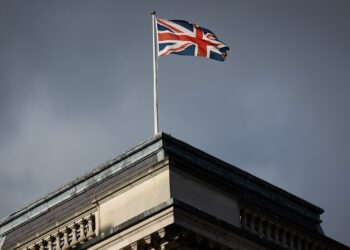 BENDERA Union Jack berkibar dari tiang di atas Pejabat Luar Negeri selepas Pembukaan Parlimen Negeri di London.- AGENSI