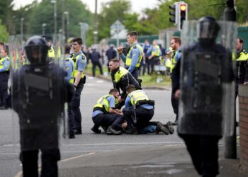 POLIS menahan seorang penunjuk perasaan di Coolock, Dublin pada 15 Julai lepas.- AGENSI