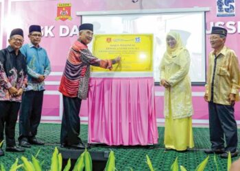 MOHD. ALI Mohd. Rustam menyempurnakan Majlis Makan Malam 100 Tahun Sekolah Kebangsaan Dato’ Demang Hussin di Bukit Katil, Melaka. – UTUSAN/SYAFEEQ AHMAD