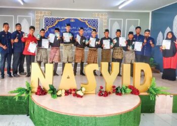 Pelajar Sekolah Menengah Agama Al-Ittihadiah Kuala Lipis yang memenangi hadiah dalam pertandingan nasyid dan khat ketika menyertai Festival Nasyid dan Khat Sekolah Daerah di Lipis baru-baru ini.