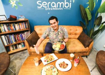 MUHAMMAD Fathi bersama sebahagian hidangan yang terdapat di restoran miliknya.