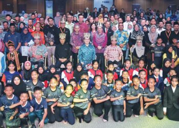 WONG Kah Woh (duduk, tengah) bersama sebahagian murid Orang Asli dan peribumi yang hadir pada Karnival Pendidikan Murid Orang Asli dan Peribumi di Dewan Bahasa dan Pustaka di Kuala Lumpur, semalam. – UTUSAN/AMIR KHALID