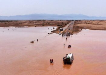 PEMANDANGAN dari udara menunjukkan keadaan jalan ditenggelami air selepas hujan lebat melanda wilayah pelabuhan Hudaydah di Yemen, pada 8 Ogos lepas.- AGENSI