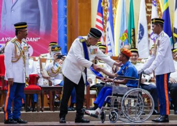 Ahmad Zahid Hamidi bertanya sesuatu kepada seorang siswa sempena Istiadat Pentauliahan Ke-15 Kor Siswa Siswi Pertahanan Awam Peringkat Kebangsaan 2024 di Universiti Tun Hussein Onn Malaysia (UTHM) di Johor, semalam.