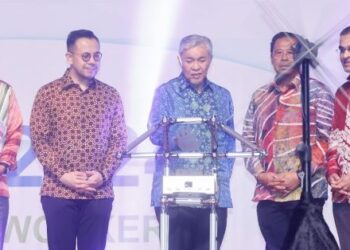 AHMAD Zahid Hamid merasmikan Seminar Teknikal Persatuan Keselamatan Sosial Antarabangsa (ISSA) 2024 sambil disaksikan  Menteri Sumber Manusia, Steven Sim Chee Keong (dua dari kiri) dan Presiden ISSA, Datuk Seri Dr. Mohammed Azman Aziz Mohammed (kanan) di Pusat Dagangan Dunia, semalam. - UTUSAN/SHIDDIEQIIN ZON