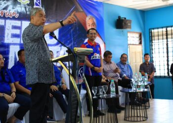 AHMAD Zahid Hamidi ketika berucap dalam Majlis Temu Mata bersama Masyarakat di Jeram Tekoh, Gua Musang, semalam. - UTUSAN/KAMARUL BISMI KAMARUZAMAN