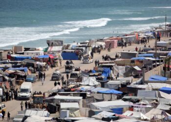 RIBUAN khemah sementara didirikan oleh penduduk Palestin di tepi pantai di Deir al-Balah di tengah Semenanjung Gaza selepas rumah mereka musnah dibedil tentera Israel. - AFP