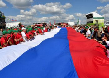 TENTERA Russia membawa bendera negara semasa festival pertanian di wilayah Saratov, Ogos lalu. -AFP