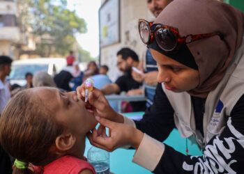 PETUGAS perubatan memberikan vaksin polio kepada kanak-kanak Palestin di Zawayda di tengah Semenanjung Gaza, baru-baru ini. – AFP