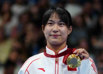 AKSI Perenang China, Jiang Yuyan dalam acara 100 meter (m) kuak lentang S6 (kecacatan fizikal) wanita di Sukan Paralimpik Paris 2024 di Arena Paris La Defense, semalam. - AFP