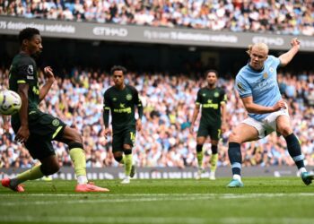 HAALAND meledak dua gol ketika membantu City menumpaskan Brentford dalam aksi EPL.- AFP