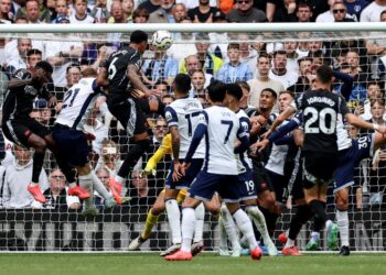 Gabriel Magalhaes menjaringkan gol ketika berdepan Tottenham.- AFP