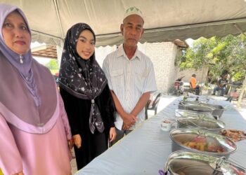 WAN NUR’ALYA Syaza Awang (tengah) bersama ibu bapanya dalam majlis kenduri kesyukurannya di Tok Bali, Pasir Puteh, Kelantan, semalam. – UTUSAN/TOREK SULONG