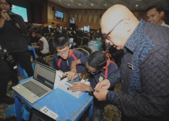 AMINUDDIN Hassim melihat para peserta membuat model robotik pada Majlis Penutupan Malaysia Techlympics 2024 Peringkat Zon Selatan di Dewan Sultan Ibrahim UTHM, Batu Pahat.