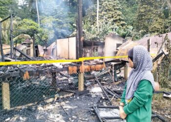 NIK Siti Nor Hamzani Mohd. Ghani  sugul melihat rumahnya yang musnah dalam kebakaran di Kampung Berangan Masjid, Tumpat, Kelantan. – UTUSAN/ROHANA ISMAIL