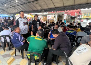 MUSA Salim (berdiri, kiri) dan Fauzi Abdullah Saleh (kanan) meninjau aktiviti e-sport yang dilaksanakan bersempena dengan Program Rakan Muda Mudi Perlis@Kangar Street Art, Perlis. -UTUSAN/ASYRAF MUHAMMAD