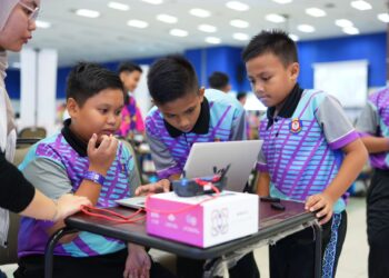 SEBAHAGIAN murid yang mengambil bahagian dalam Malaysia Techlympics di Universiti Malaysia Sabah (UMS), hari ini.