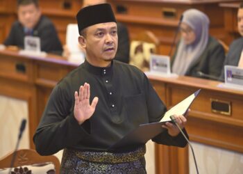 MOHD. Fadzli Mohd. Ramly mengangkat sumpah sebagai ADUN lantikan di Wisma Sri Pahang, Kuantan, hari ini. - UTUSAN/SHEIKH AHMAD RAZIF