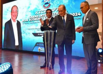 HAJIJI Noor (tengah) menyempurnakan simbolik pelancaran portal rasmi Persidangan Ekonomi Biru Antarabangsa Sabah (SIBEC 2024) di Kota Kinabalu pada 6 Mac lalu.