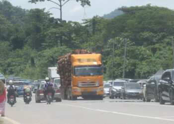 SEBUAH treler membawa balak melalui jalan ketika tamat persekolahan di Gua Musang, Kelantan, kelmarin.