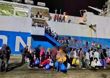 PATI warga Filipina yang diusir keluar melalui Pelabuhan Sandakan semalam-IHSAN JIM SABAH